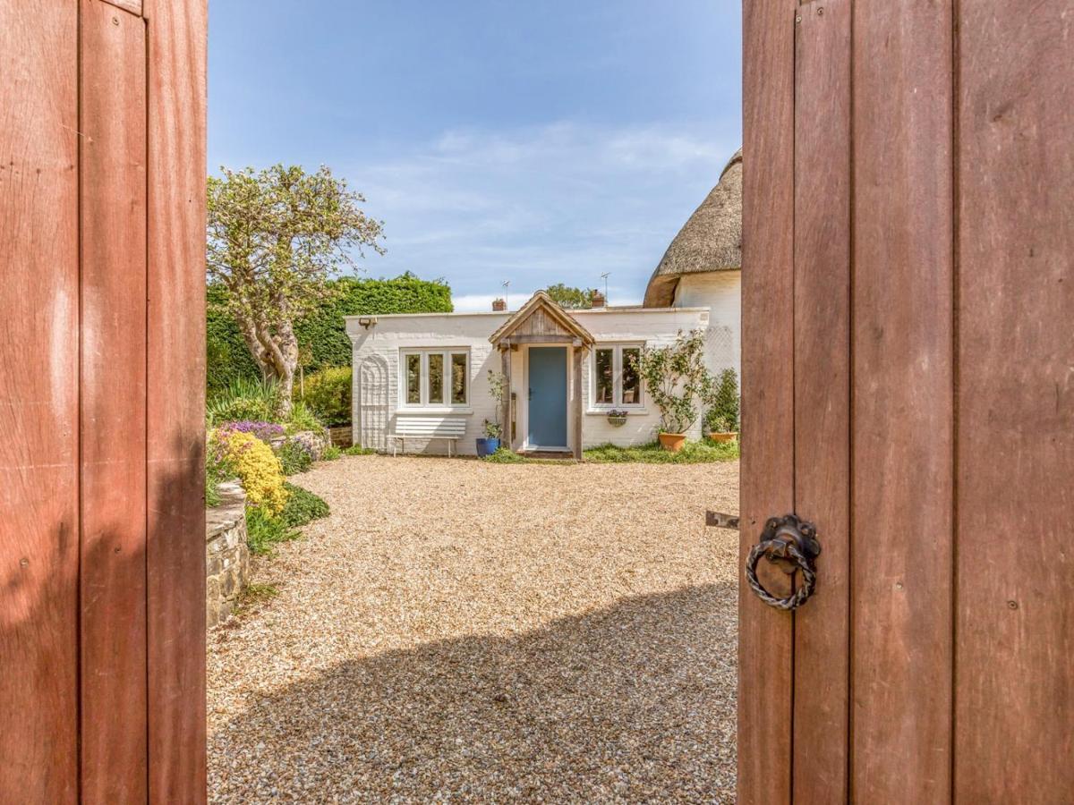 Pass The Keys Charming Apartment Attached To Thatched Cottage Chichester Exterior photo