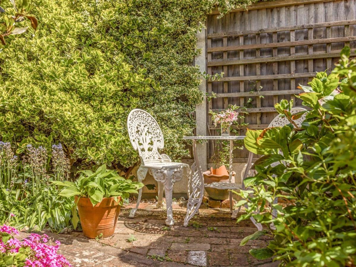Pass The Keys Charming Apartment Attached To Thatched Cottage Chichester Exterior photo